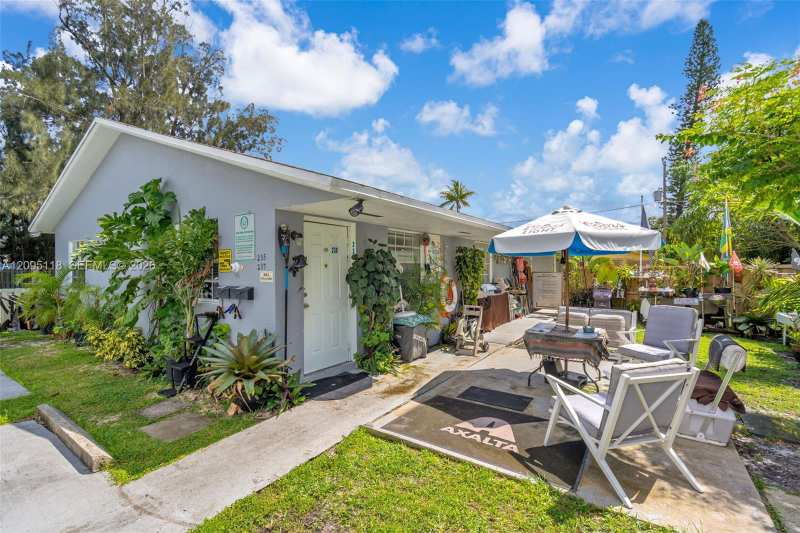 235-237 SW 12th St, Dania Beach FL 33004