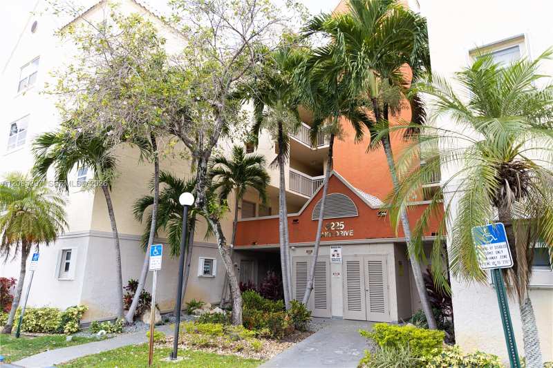 8225 Lake Dr # 203, Doral FL 33166