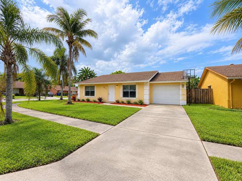 6117 Blue Grass Circle, Lake Worth FL 33463