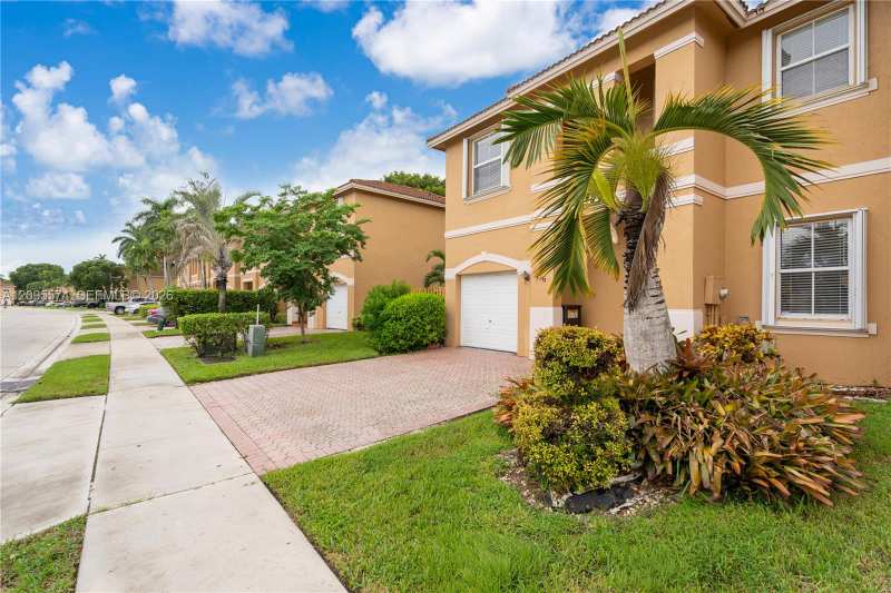 916 NW 135th Ter, Pembroke Pines FL 33028
