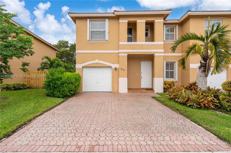 916 NW 135th Ter, Pembroke Pines FL 33028