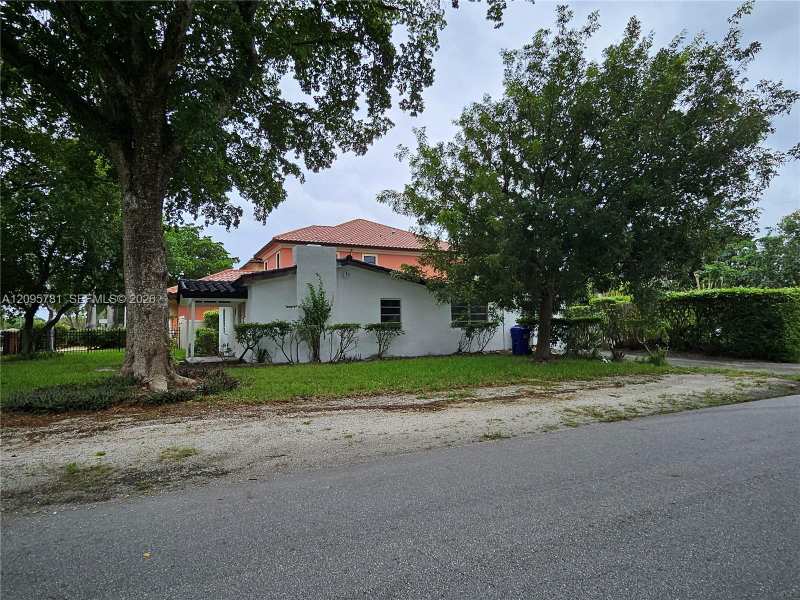 700 NE 7th St, Pompano Beach FL 33060