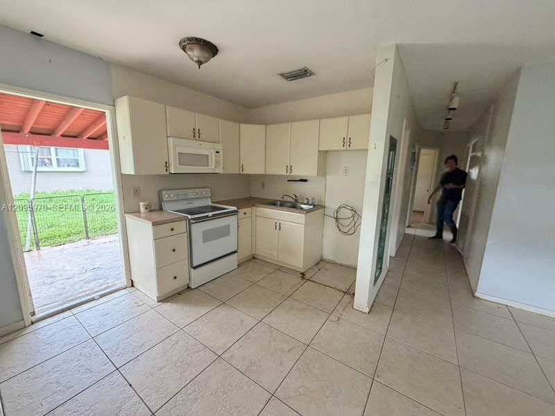 6115 SW 2nd St, Margate FL 33068