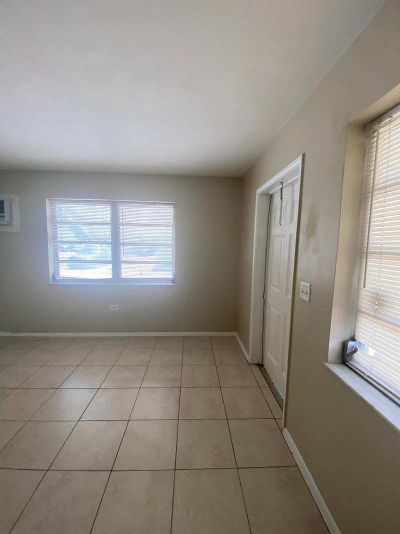 918 11TH Avenue N, FL 33460