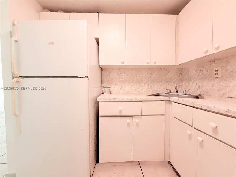 606 W 81st St # 320, Hialeah FL 33014