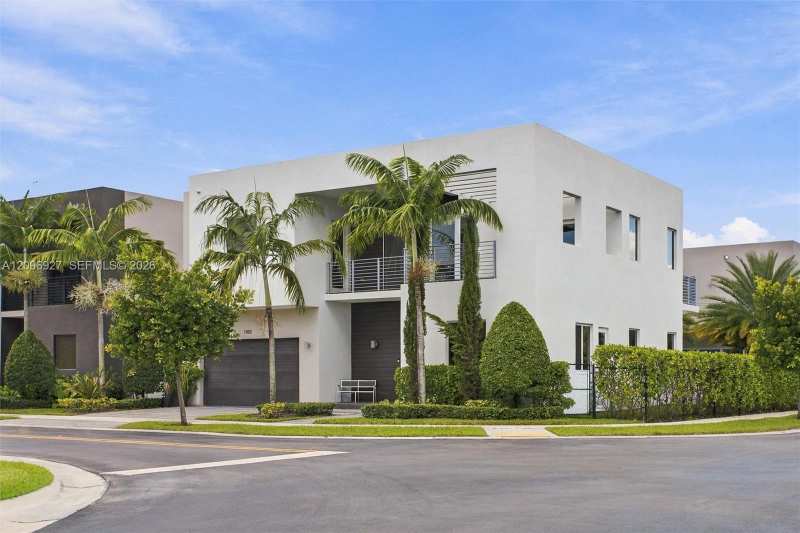 7482 NW 99th Ct, Doral FL 33178