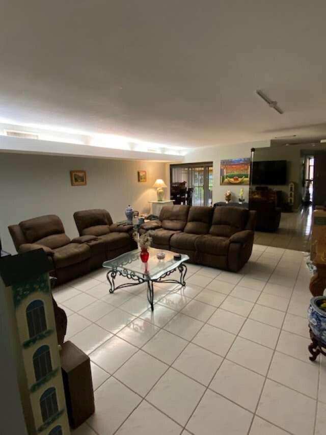 16023 Kingsmoor Way, Miami Lakes FL 33014
