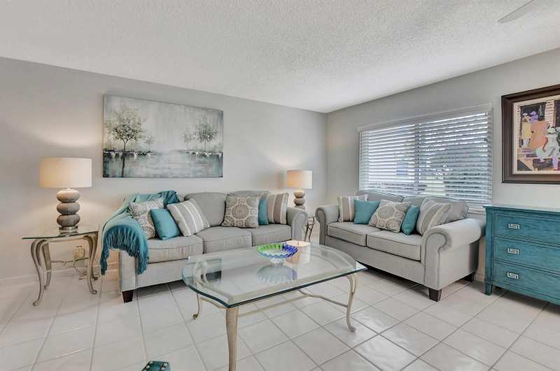 204 Burgundy E # 204, Delray Beach FL 33484