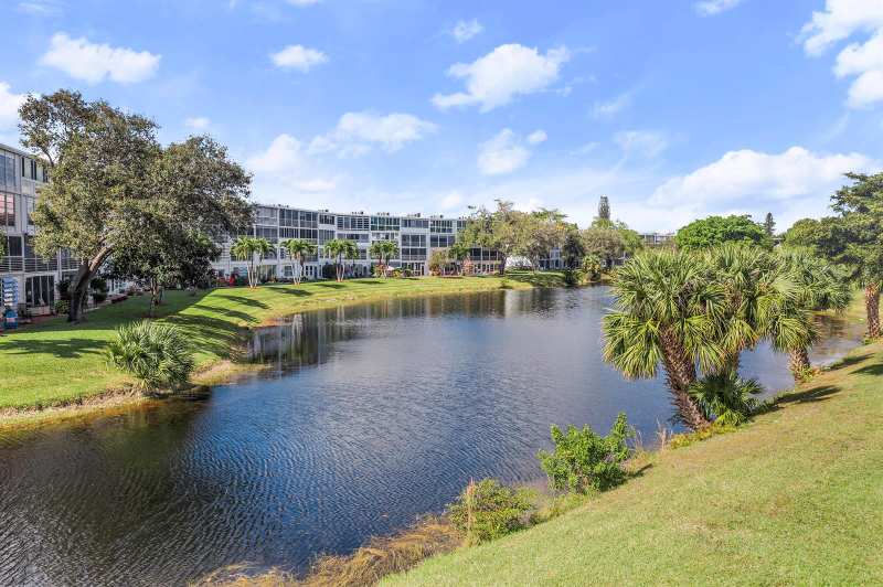 97 Oakridge H # 97, Deerfield Beach FL 33442