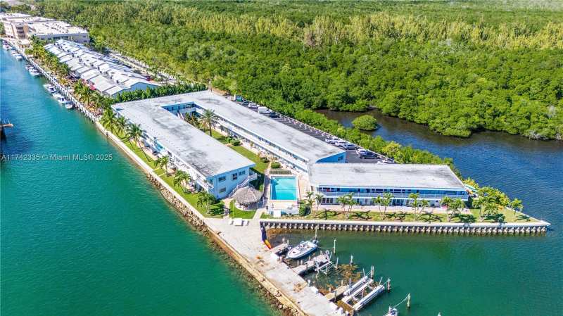 2700 NE 135th St # 32, North Miami FL 33181