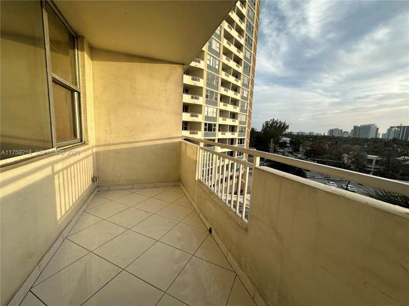3180 S Ocean Dr # 522, Hallandale Beach FL 33009