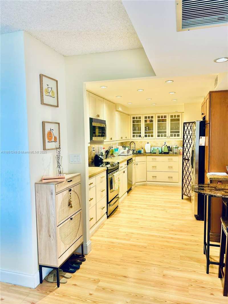 600 Three Islands Blvd # 905, Hallandale Beach FL 33009
