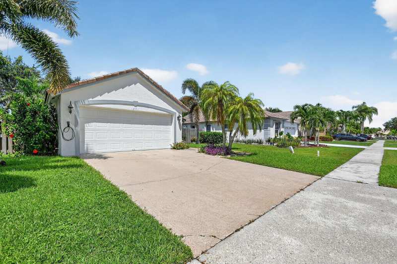 1891 Oak Berry Circle, Wellington FL 33414