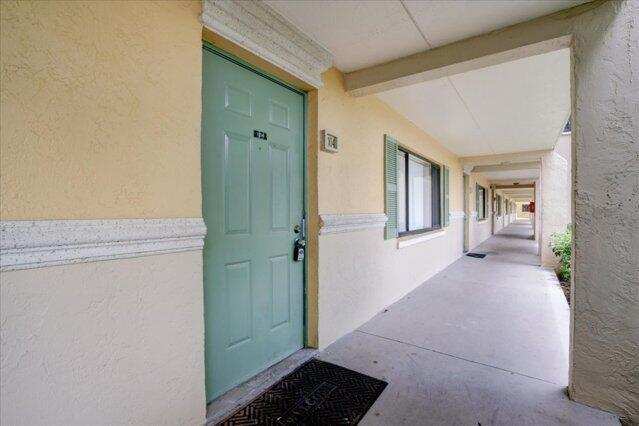 1104 Meadows Circle, Boynton Beach FL 33436