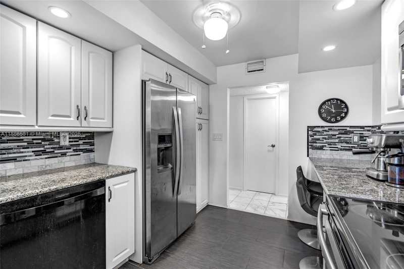 1000 Parkview Dr # 715, Hallandale Beach FL 33009