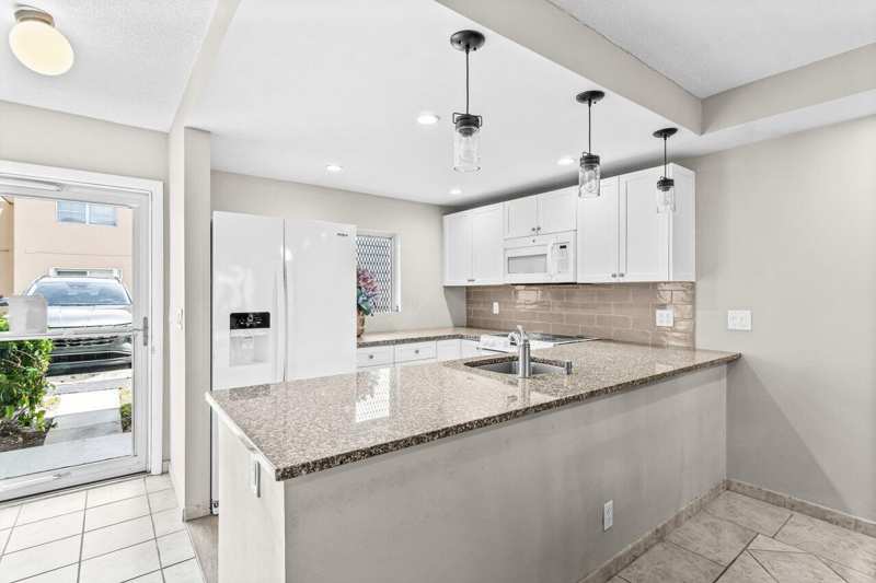 2191 NE 1st Court Apt 106, Boynton Beach FL 33435