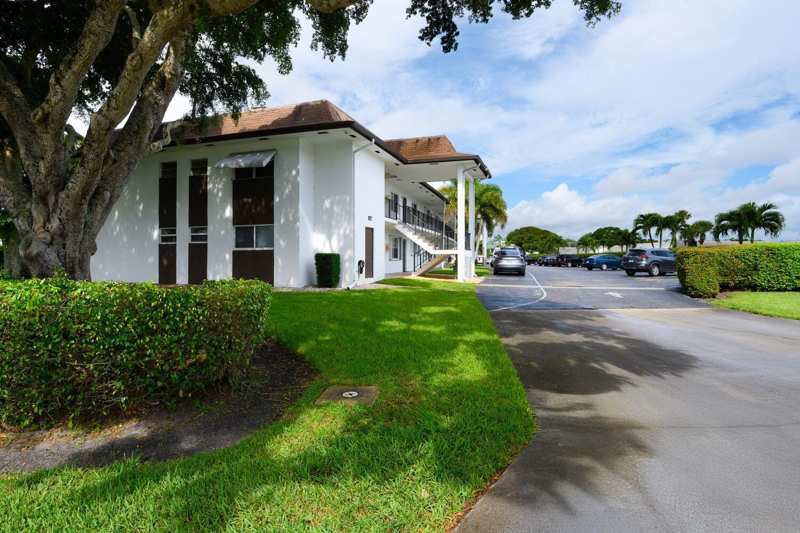 3075 Gardens East Drive # 14, Palm Beach Gardens FL 33410