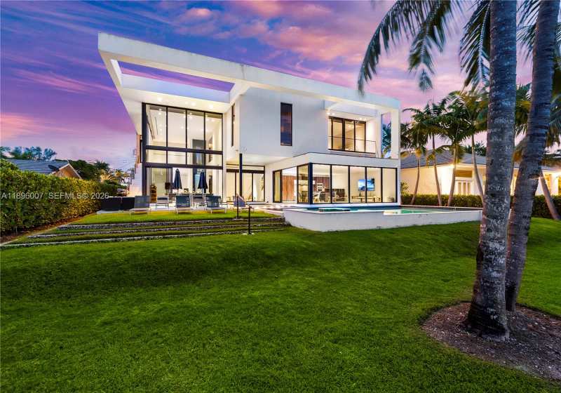 418 Sunset Dr, Hallandale Beach FL 33009