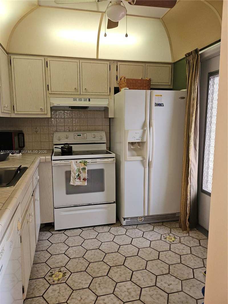 5121 W Oakland Park Blvd # 211, Lauderdale Lakes FL 33313