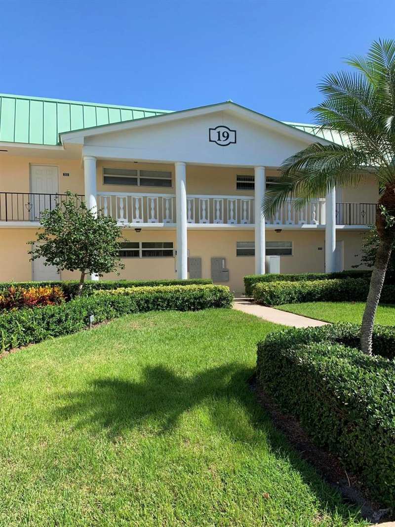 19 Colonial Club Drive Drive # 202, Boynton Beach FL 33435