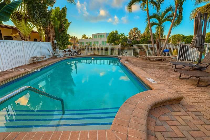 1100 Pine Dr # 106, Pompano Beach FL 33060