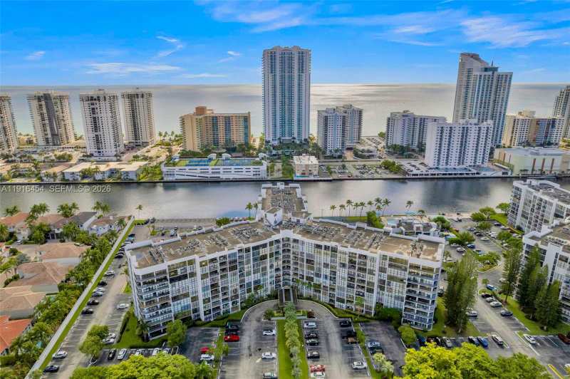 1000 Parkview Dr # 518, Hallandale Beach FL 33009