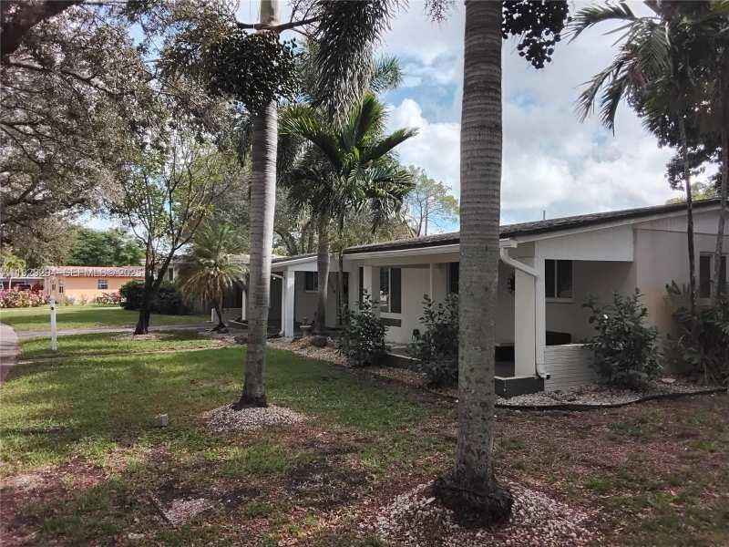 911 W Country Club Cir, Plantation FL 33317