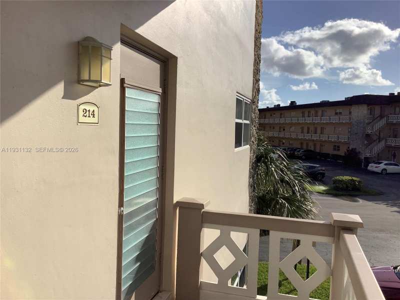 5181 W Oakland Park Blvd # 214, Lauderdale Lakes FL 33313