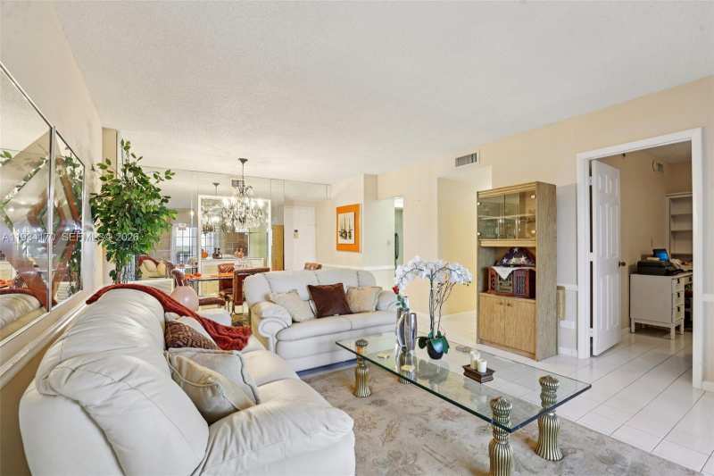 4350 Hillcrest Dr # 702, Hollywood FL 33021
