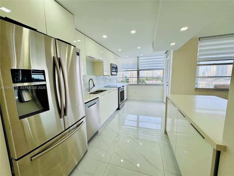 18041 Biscayne Blvd *BOAT SLIP & UNIT* # 1605, Aventura FL 33160
