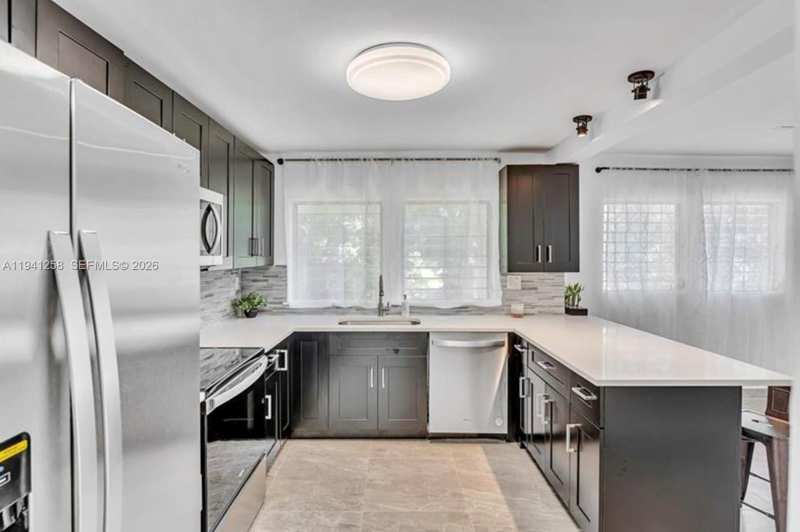 211 SE 9th St, Hallandale Beach FL 33009