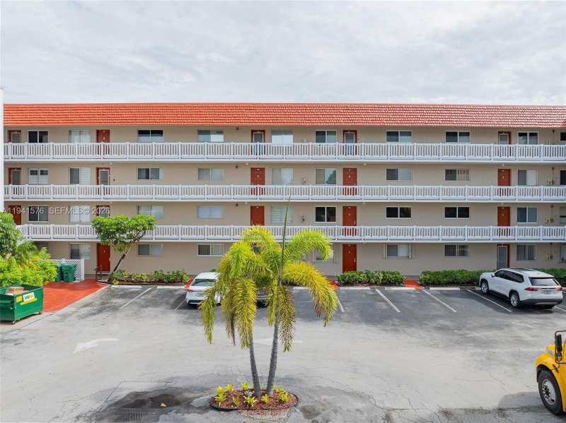 3581 Inverrary Dr # 308, Lauderhill FL 33319