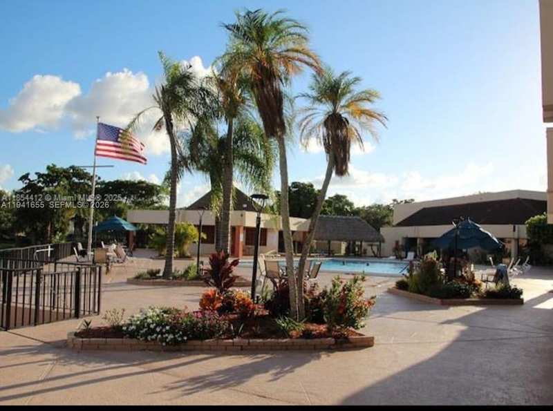 2950 W Sunrise Lakes Dr # 208, Sunrise FL 33322