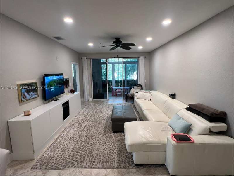75 Gulfstream Rd # 211B, Dania Beach FL 33004