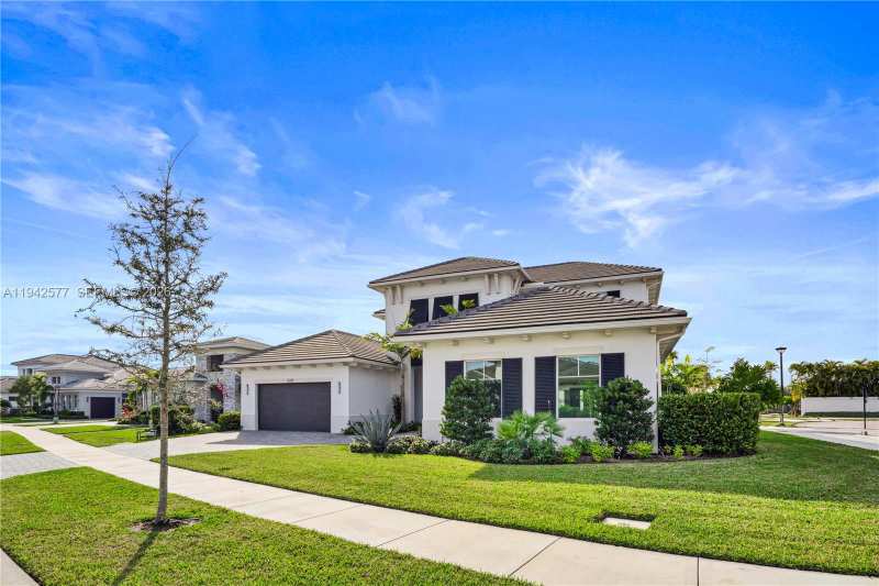 9281 Coral Isles Cir, Palm Beach Gardens FL 33412