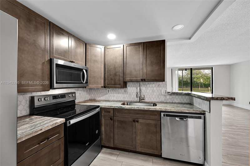 2850 Somerset Dr # 105L, Lauderdale Lakes FL 33311