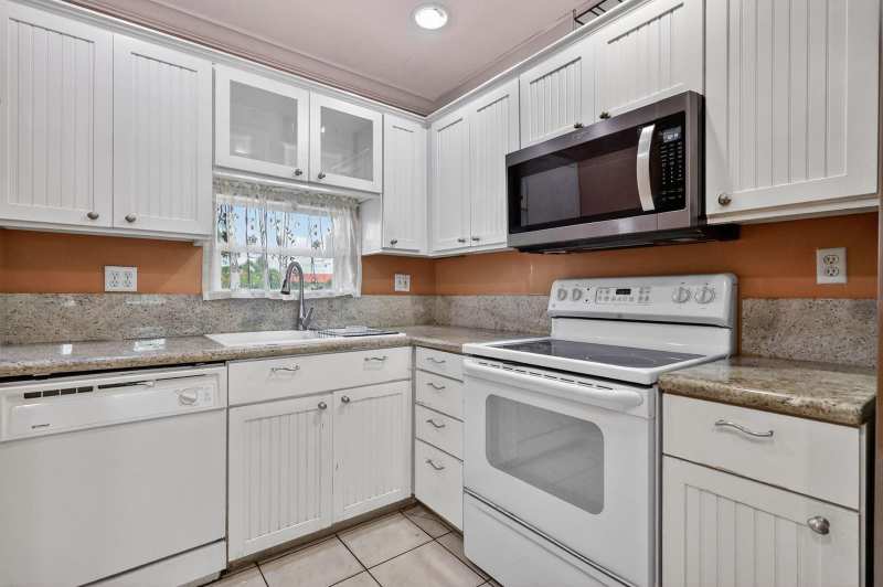 9410 N Hollybrook Lake Drive # 303, Pembroke Pines FL 33025