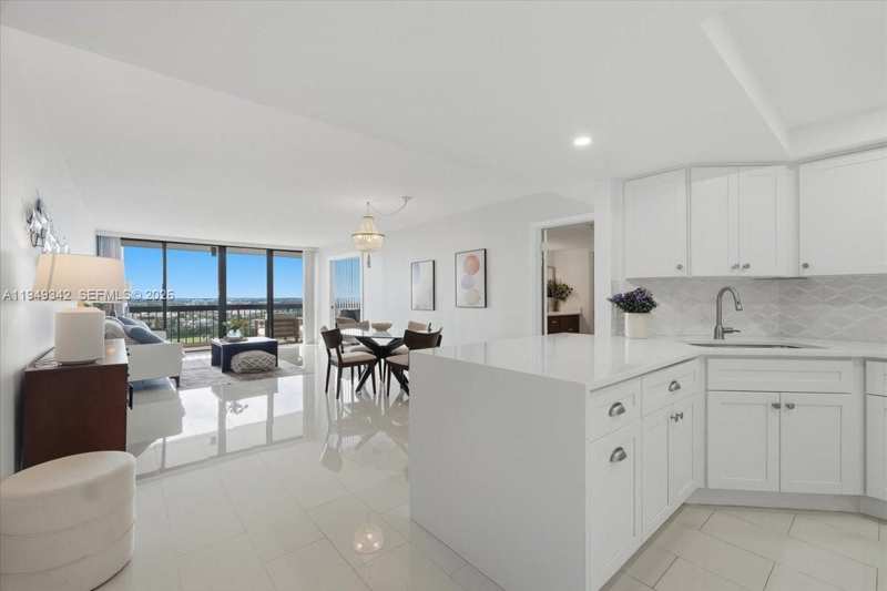 2425 Presidential Way # 1706, West Palm Beach FL 33401