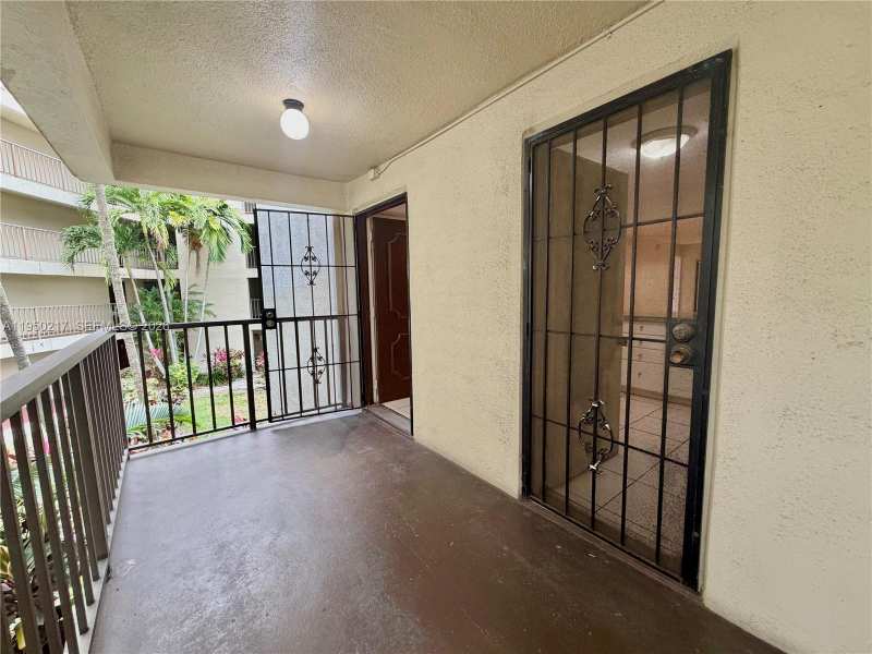 2320 S Cypress Bend Dr # 206, Pompano Beach FL 33069