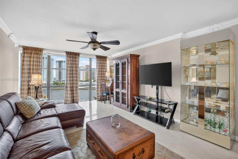 1000 Parkview Dr # 806, Hallandale Beach FL 33009