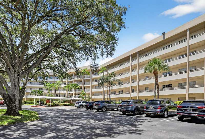 3960 Oaks Clubhouse Drive, Pompano Beach FL 33069