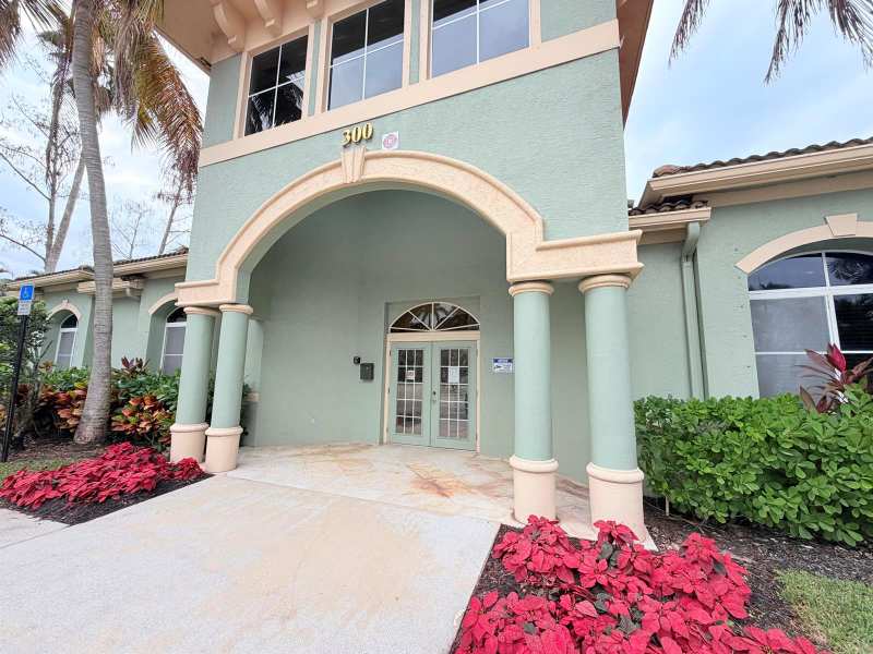 330 Crestwood Circle N # 202, Royal Palm Beach FL 33411
