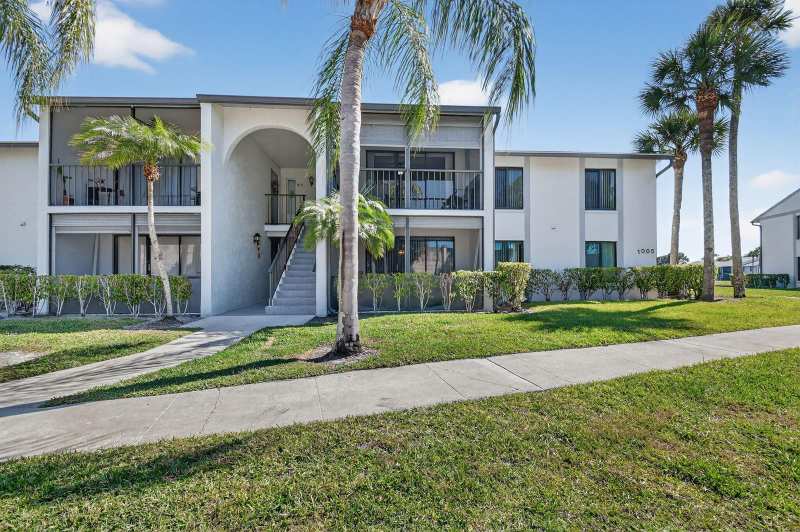 1005 Green Pine Blvd H-2, West Palm Beach FL 33409