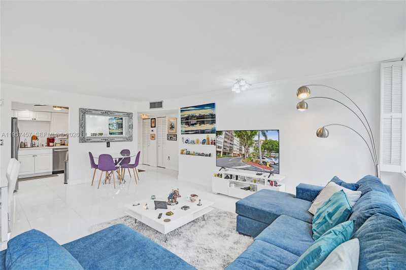 1400 Saint Charles Pl # 204, Pembroke Pines FL 33026