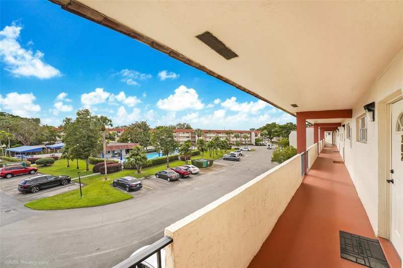 300 S Hollybrook Drive # 302, Pembroke Pines FL 33025