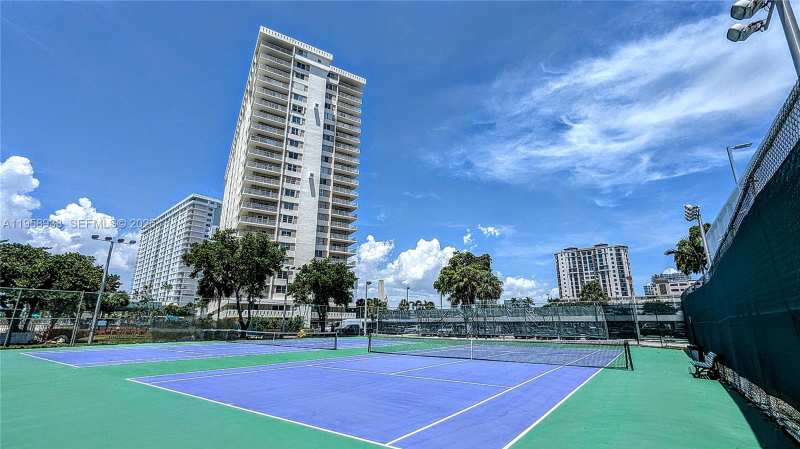 300 Bayview Dr # 206, Sunny Isles Beach FL 33160