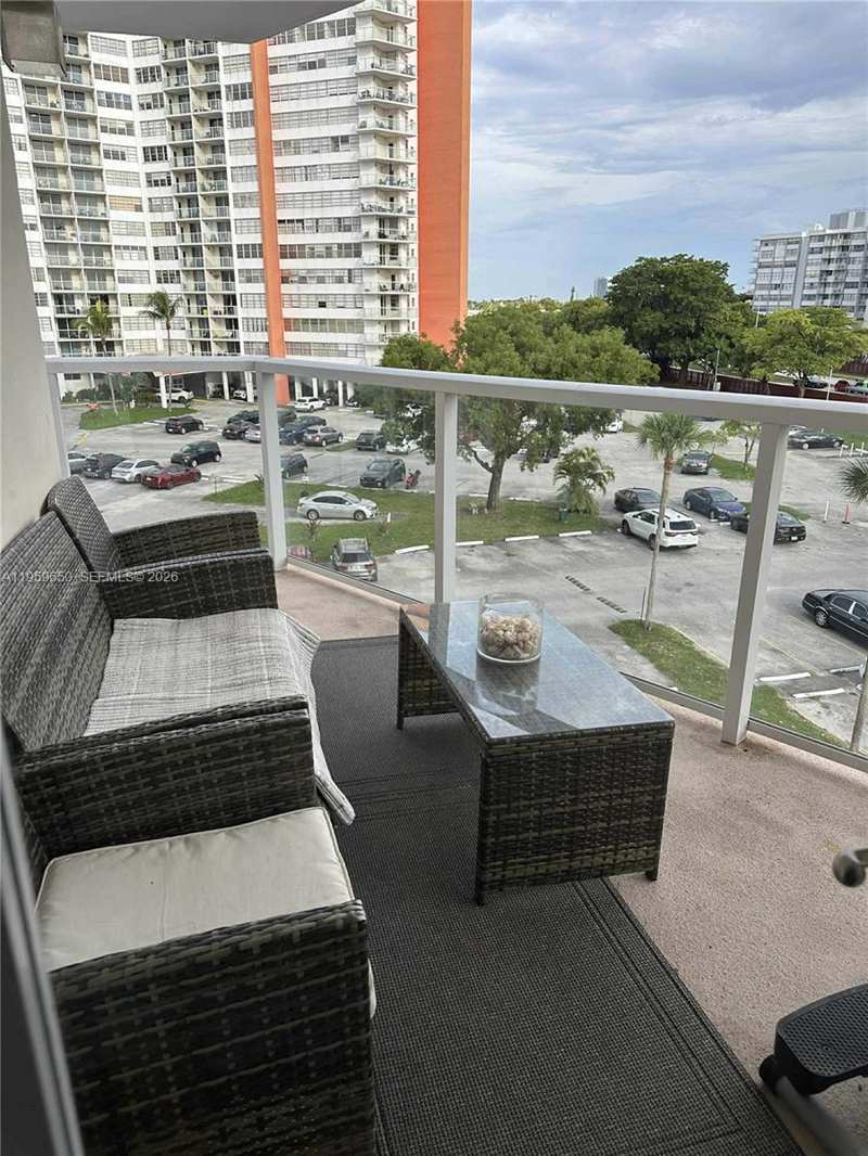 1301 NE Miami Gardens Dr # 425W, Miami FL 33179