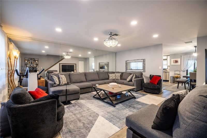 898 NW 47th St, Deerfield Beach FL 33064
