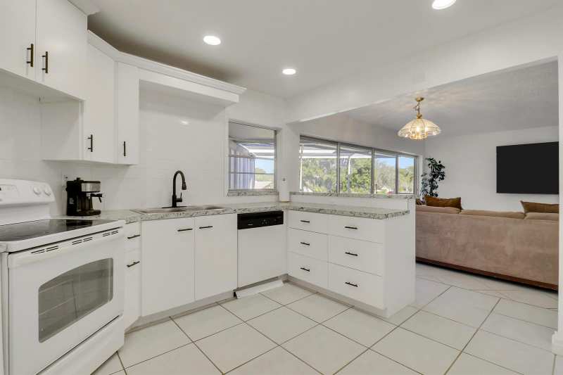 7 Greenway Village N # 202, Royal Palm Beach FL 33411