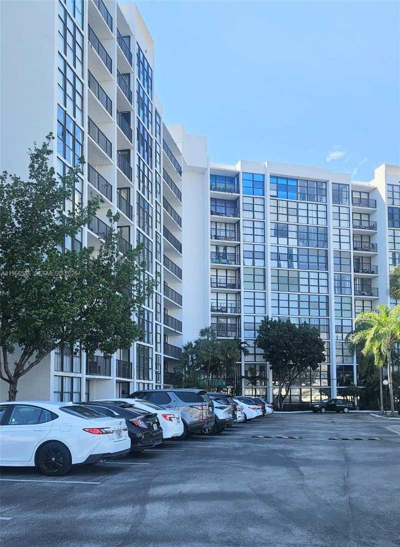 1000 Parkview Dr # 605, Hallandale Beach FL 33009